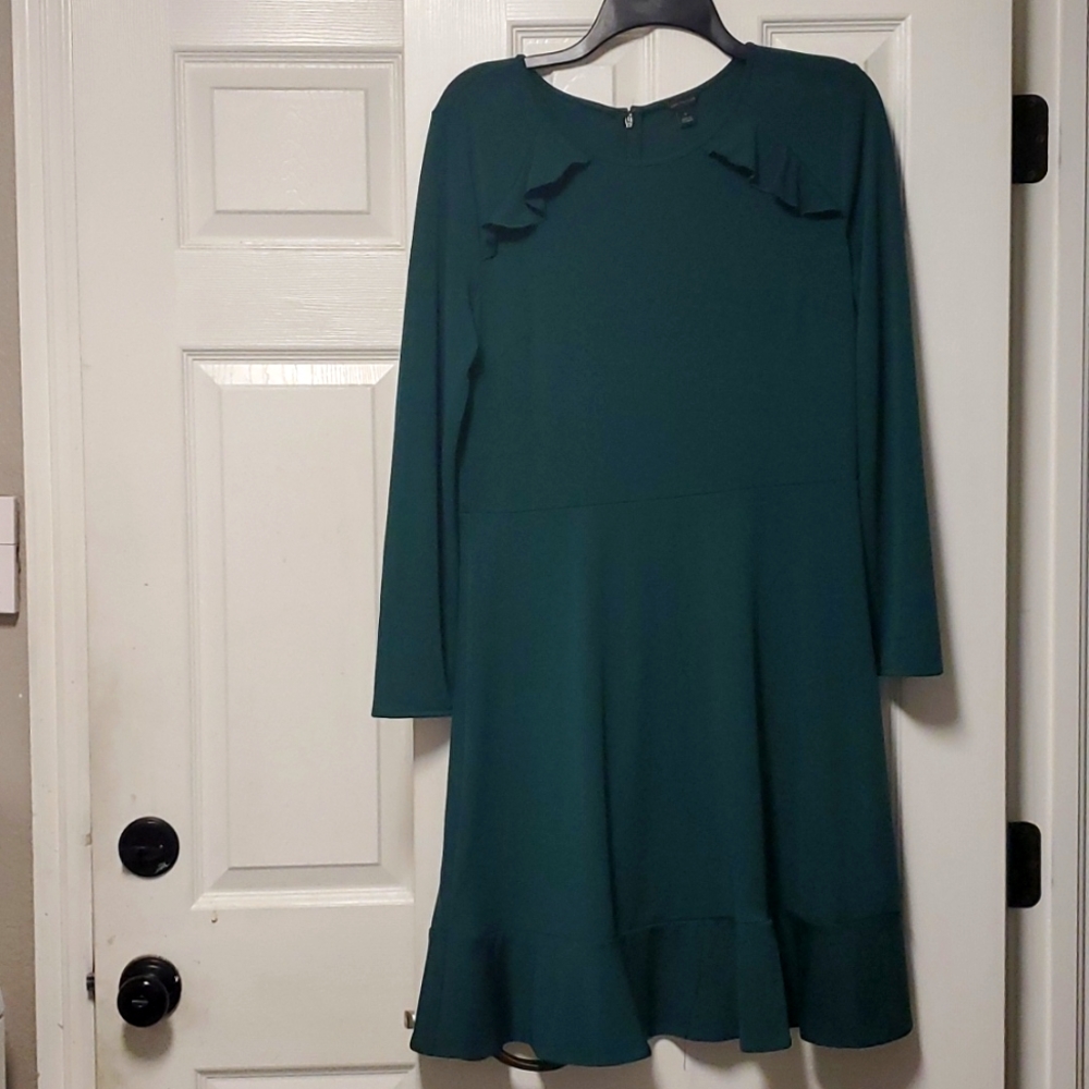 Ann Taylor emerald green long sleeve dress with ruffled bottom 10